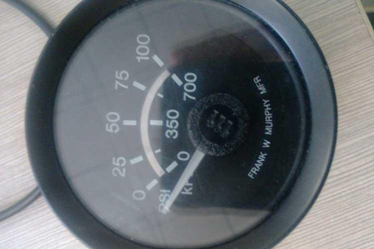 Oil pressure gauge D2101-00700
